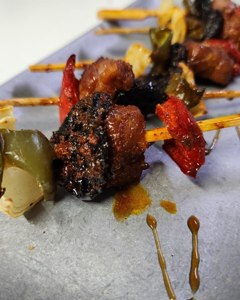 Brochetas de cerdo glaseadas con morrón y cebolla